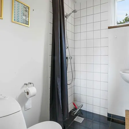 Semesterbostad With Privat Garden Near The